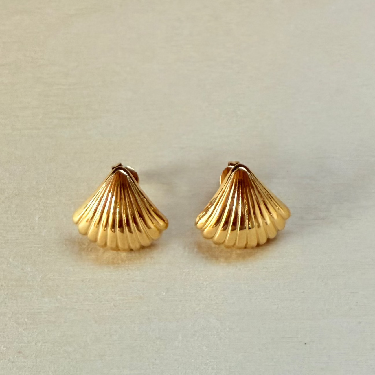 Shell Whisper Studs 18k Gold Plated