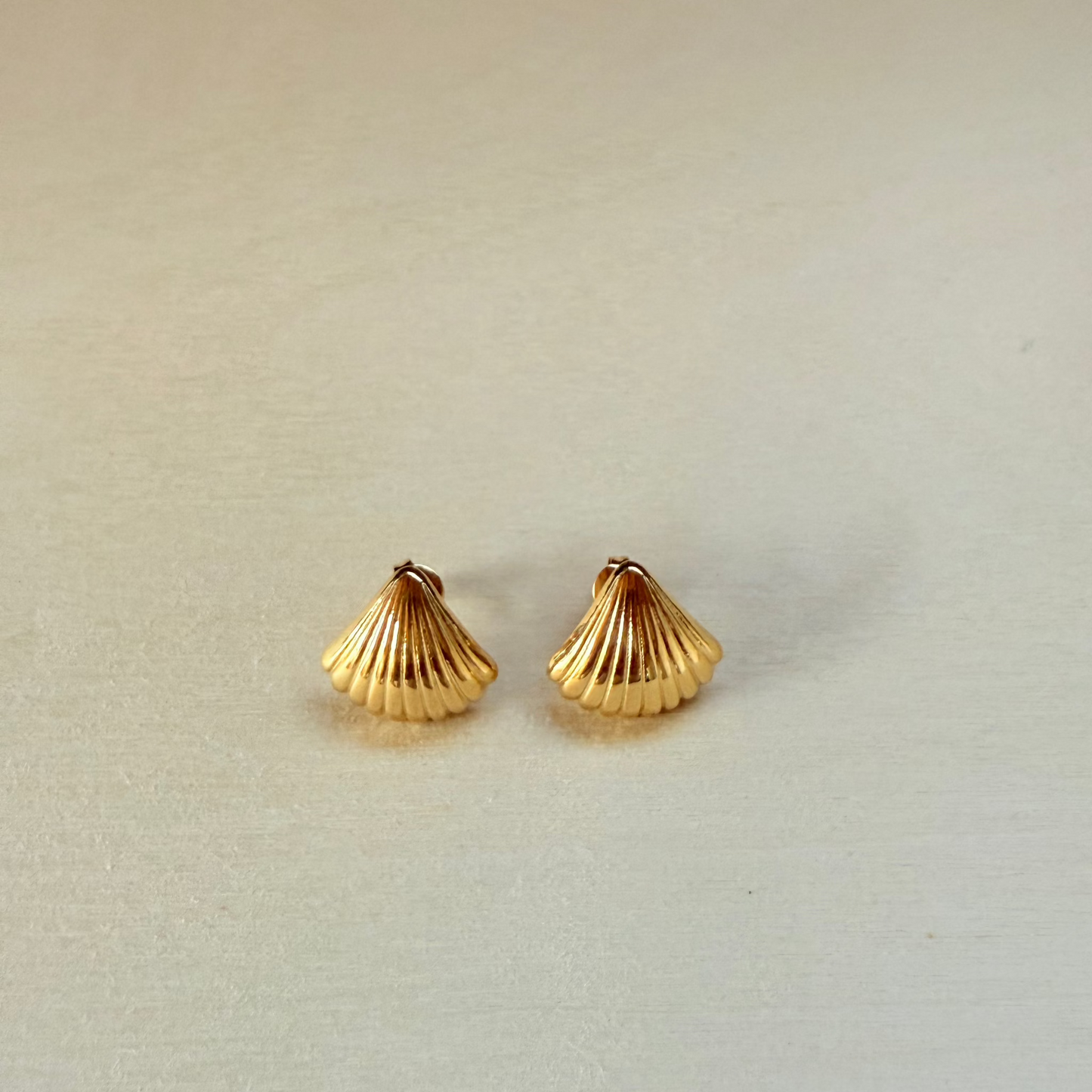 Shell Whisper Studs 18k Gold Plated