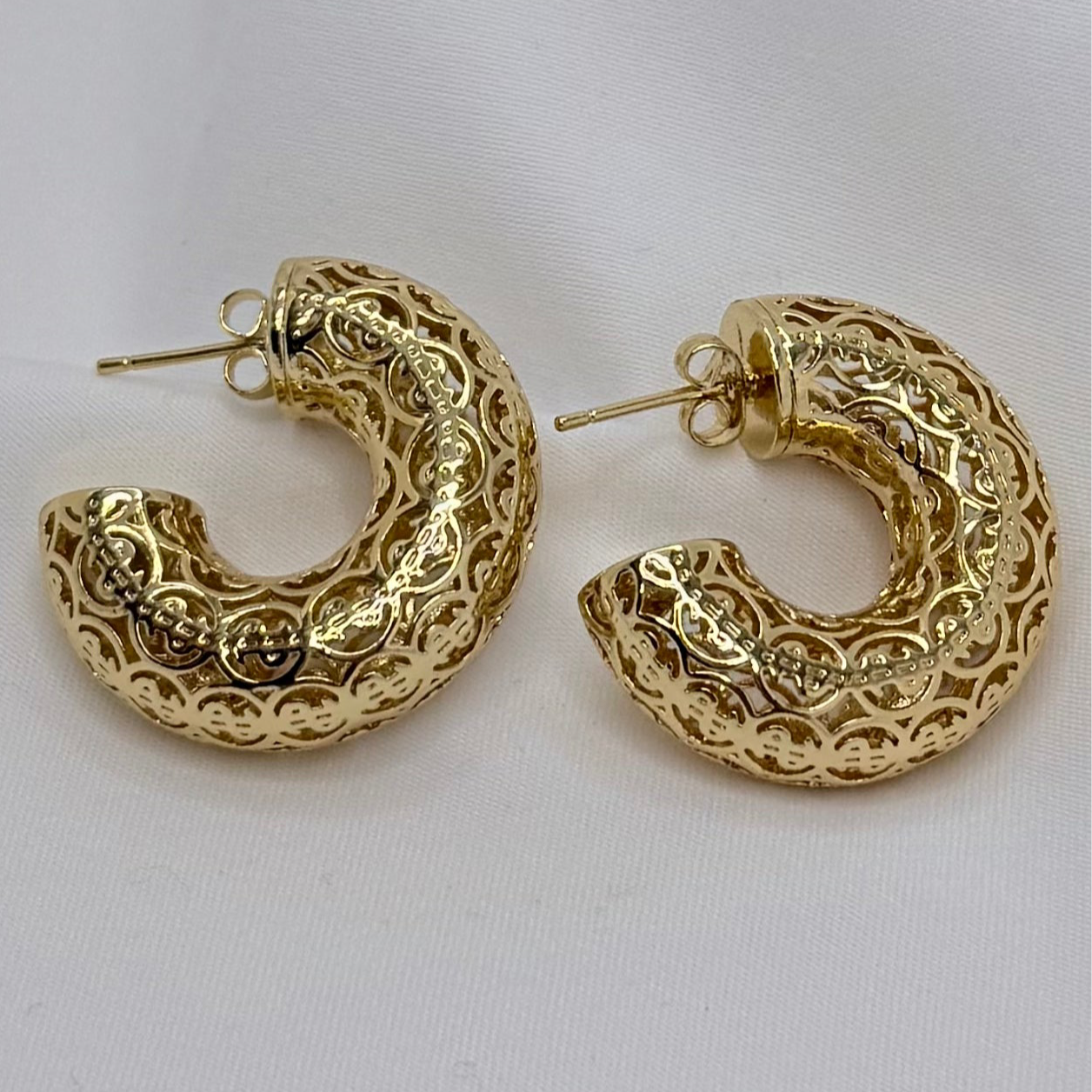 Money Maker C Shaped Earrings 18k Gold Plated
