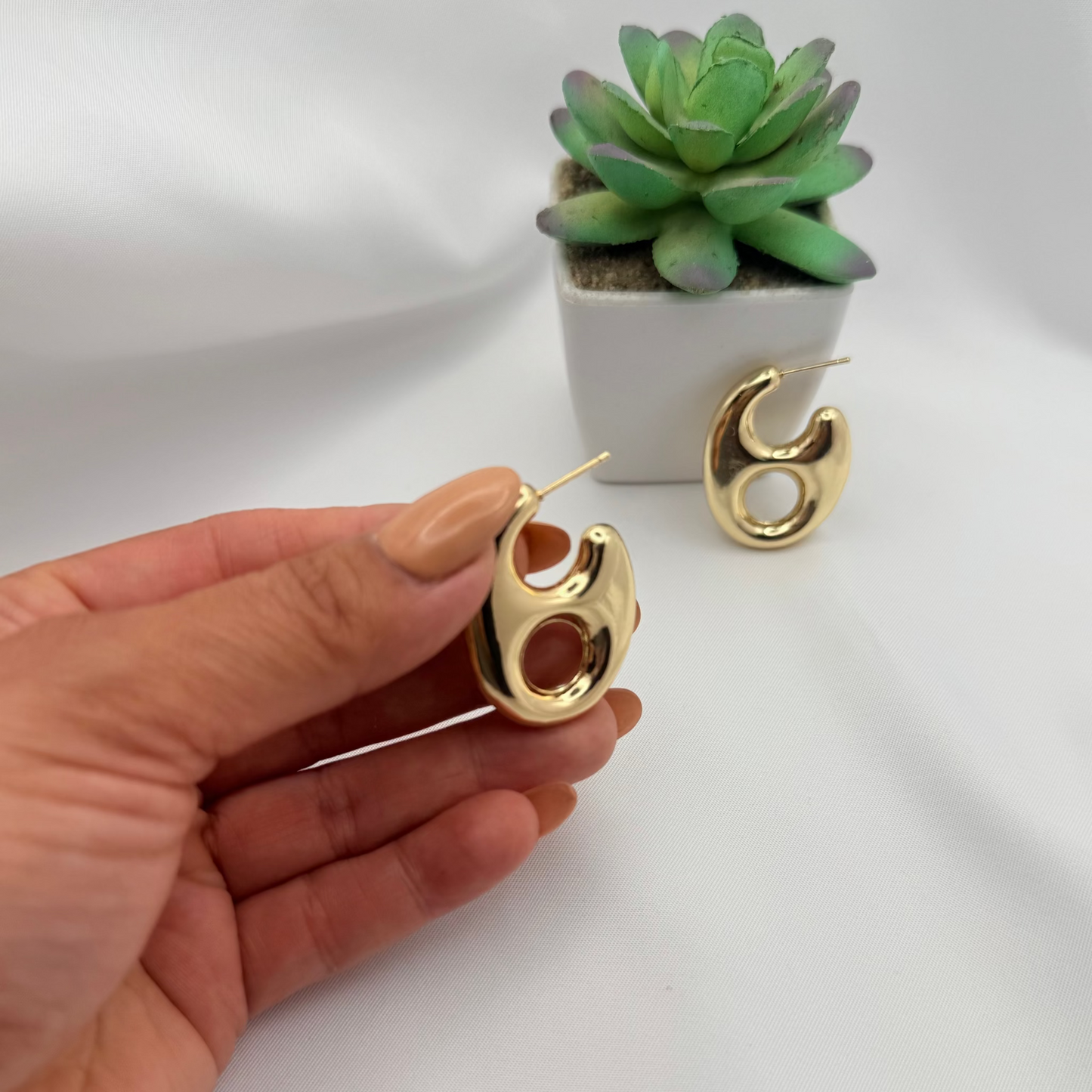 18k Gold Sculpted Loop Earrings