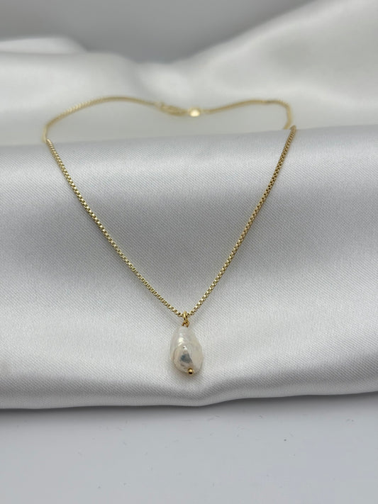 “Golden Drop Baroque Pearl Necklace” 18k gold plated