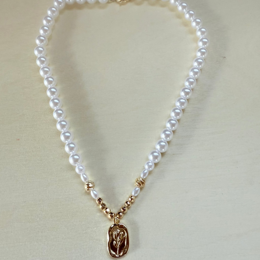 Floral Embrace Pearl Necklace 18k Gold Plated