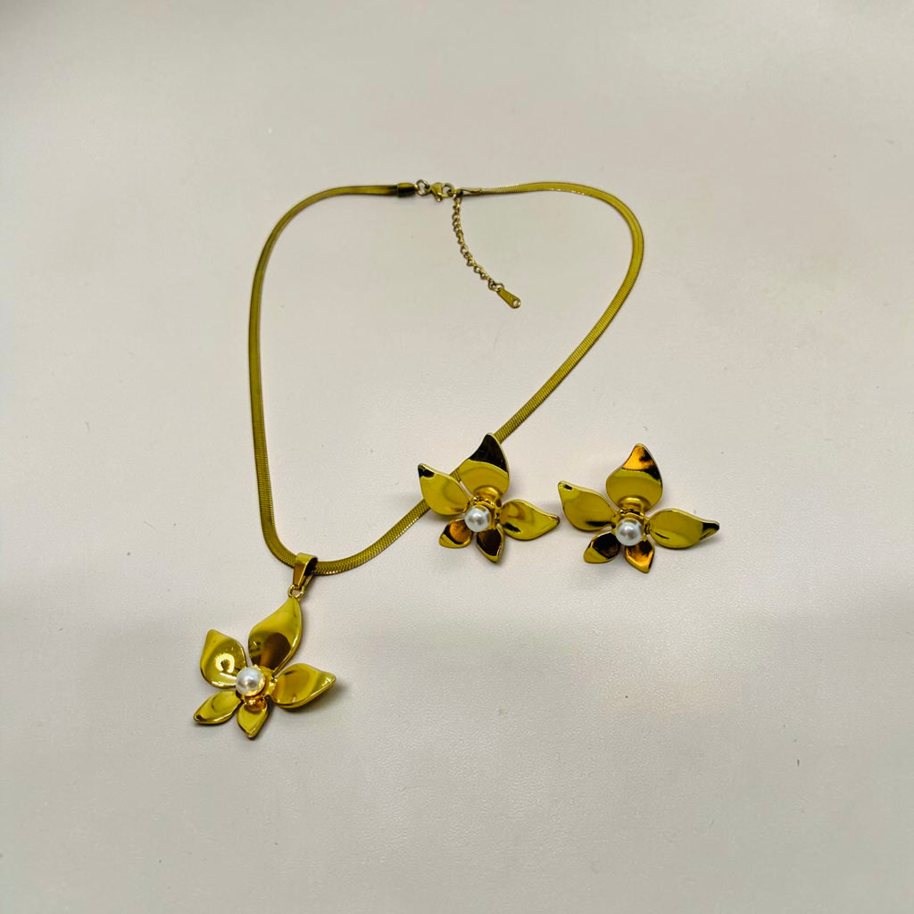 18K Gold Plated Bloom Pearl Necklace & Earring Set