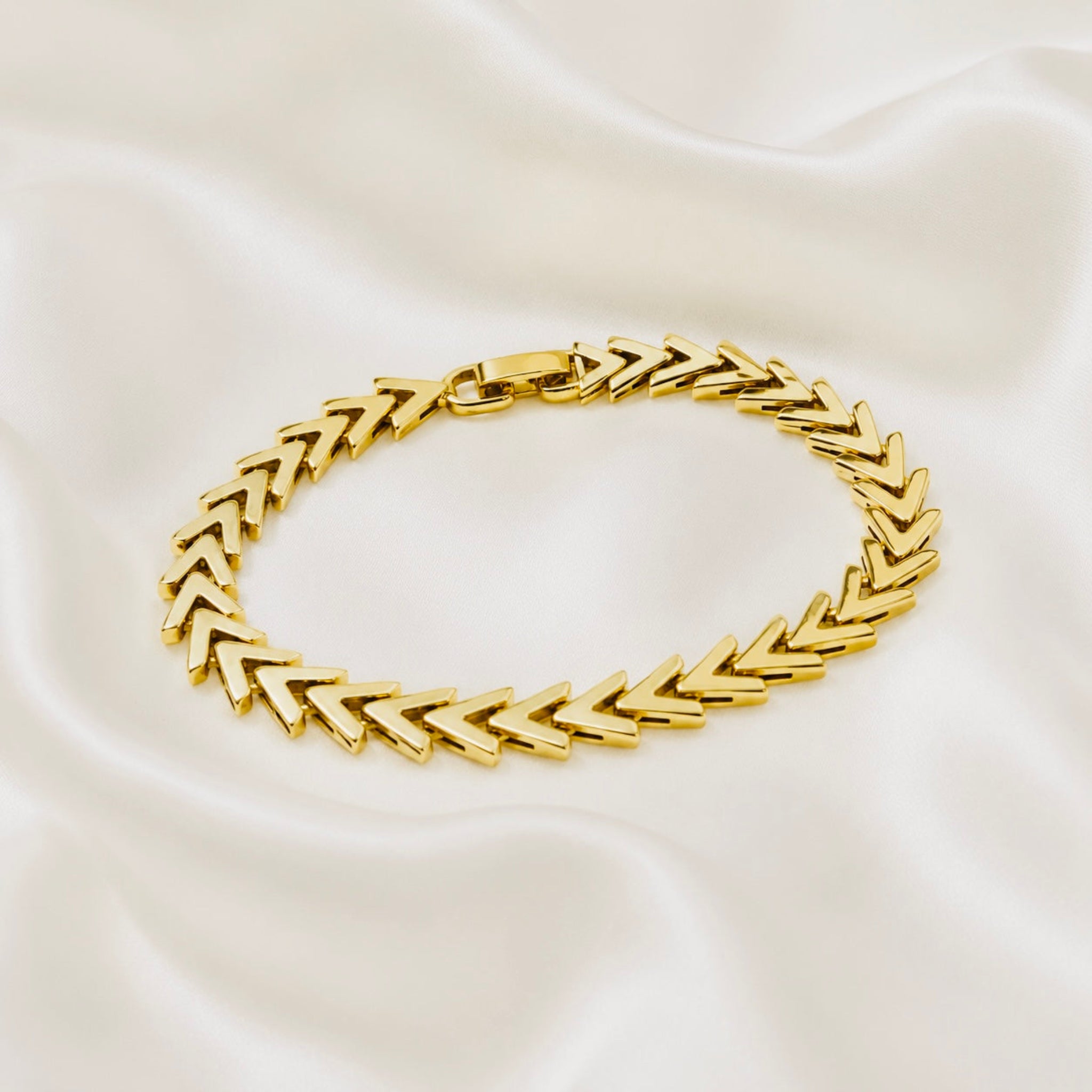 V shapes links bracelet