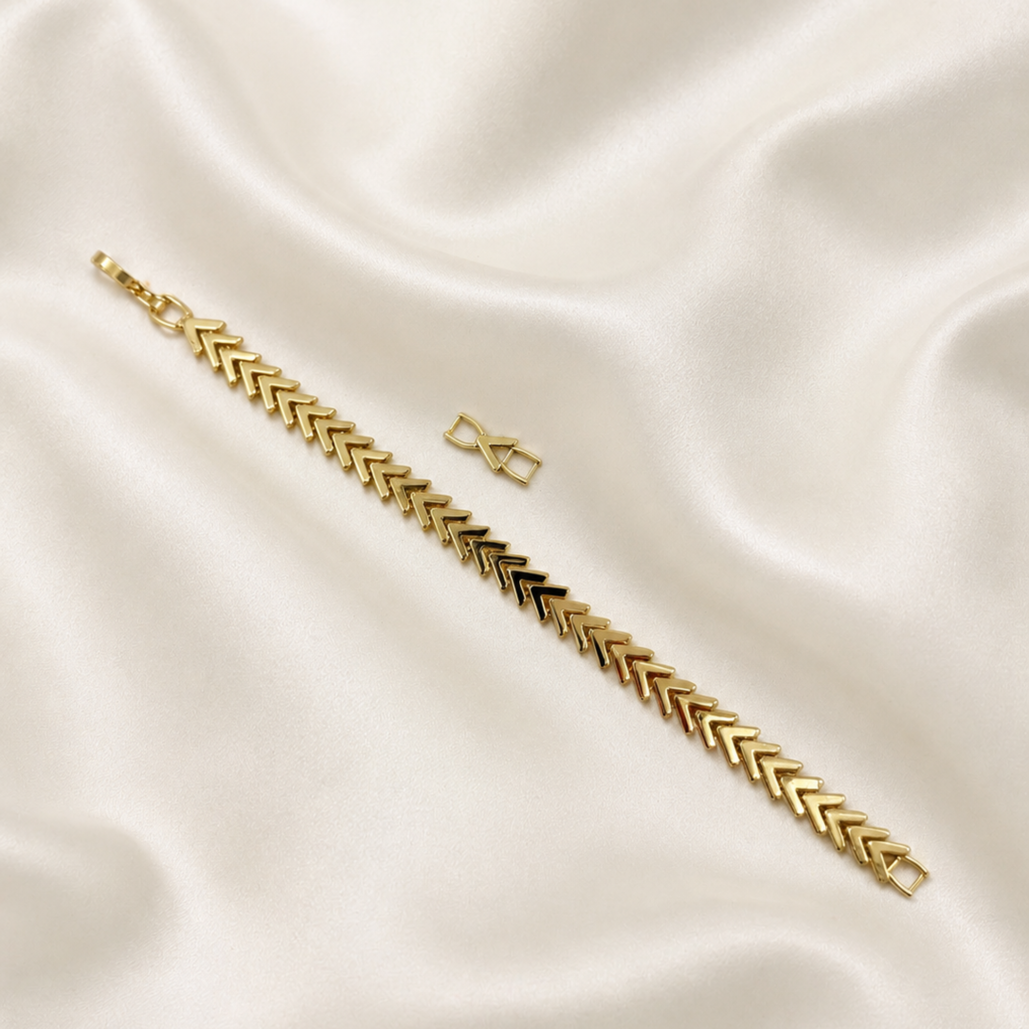 Gold chevron-patterned chain bracelet 